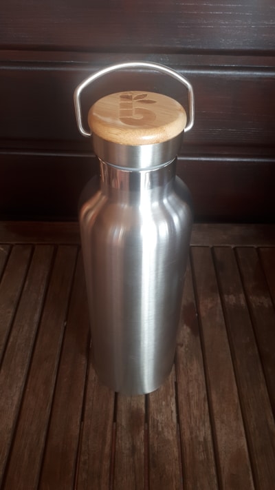 https://plasticfreeshopper.com/wp-content/uploads/2019/10/Bambaw-stainless-steel-bottle-pic-1.jpg